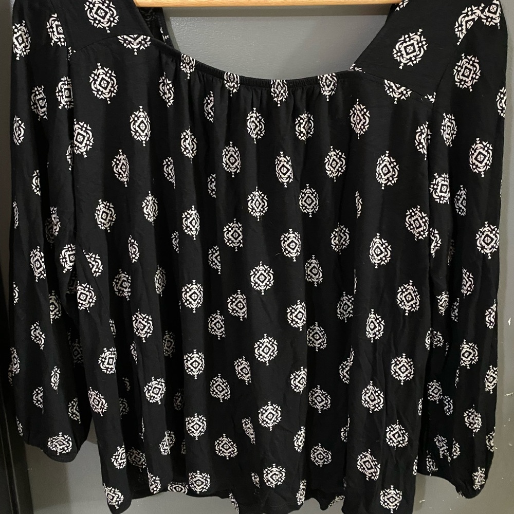 Old Navy Black and White top